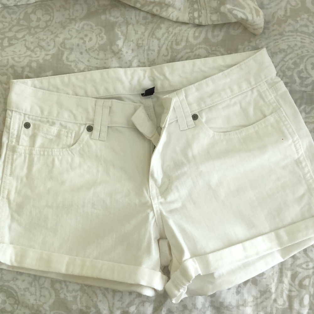 Like new Gap white jean shorts size 6